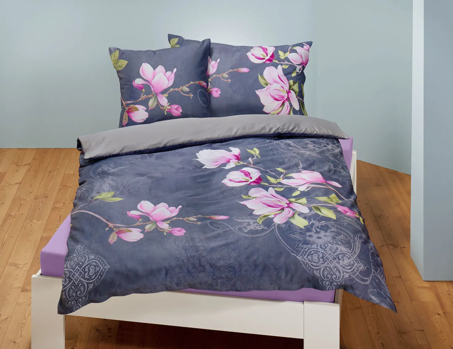 Bettwäsche in grau mit violettem Blumenmuster
