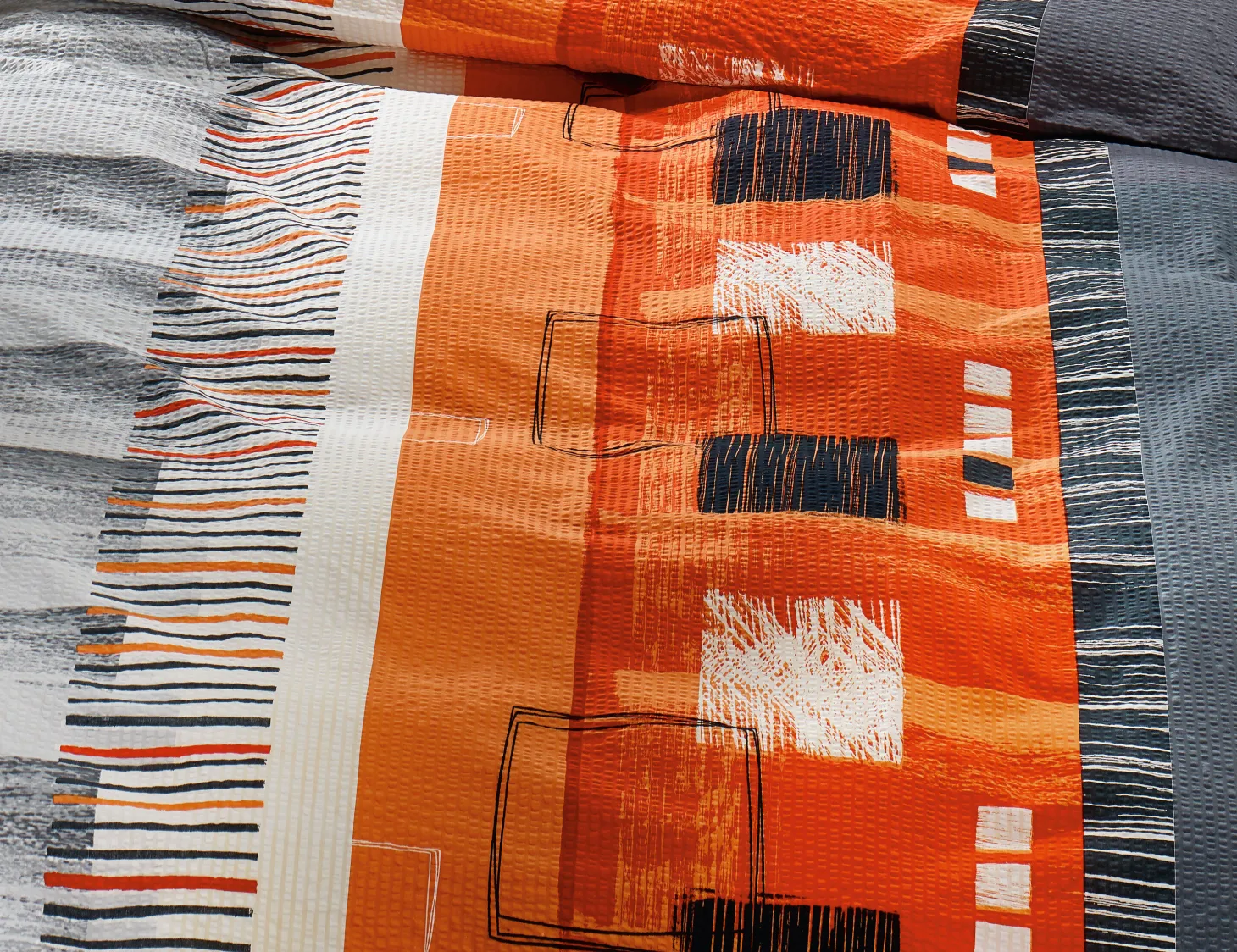 Bettwäsche in orange mit Streifen und Strichmuster