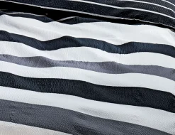 Bettwäsche in schwarz-weissem Streifenmix