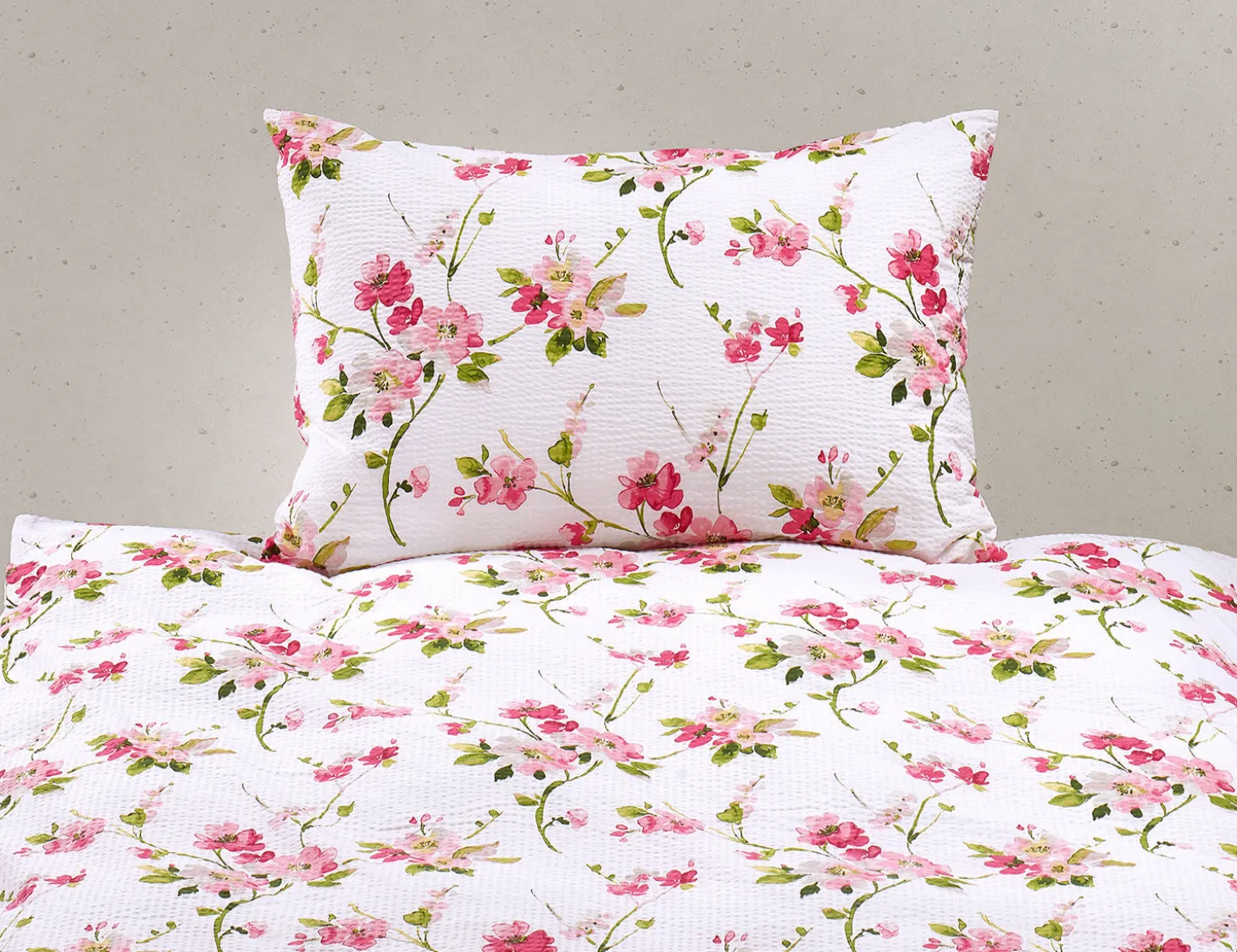 Bettwäsche in Weiss mit schönem Blumenmuster