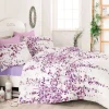 Bettwäsche in weiss mit violettem Floralmuster