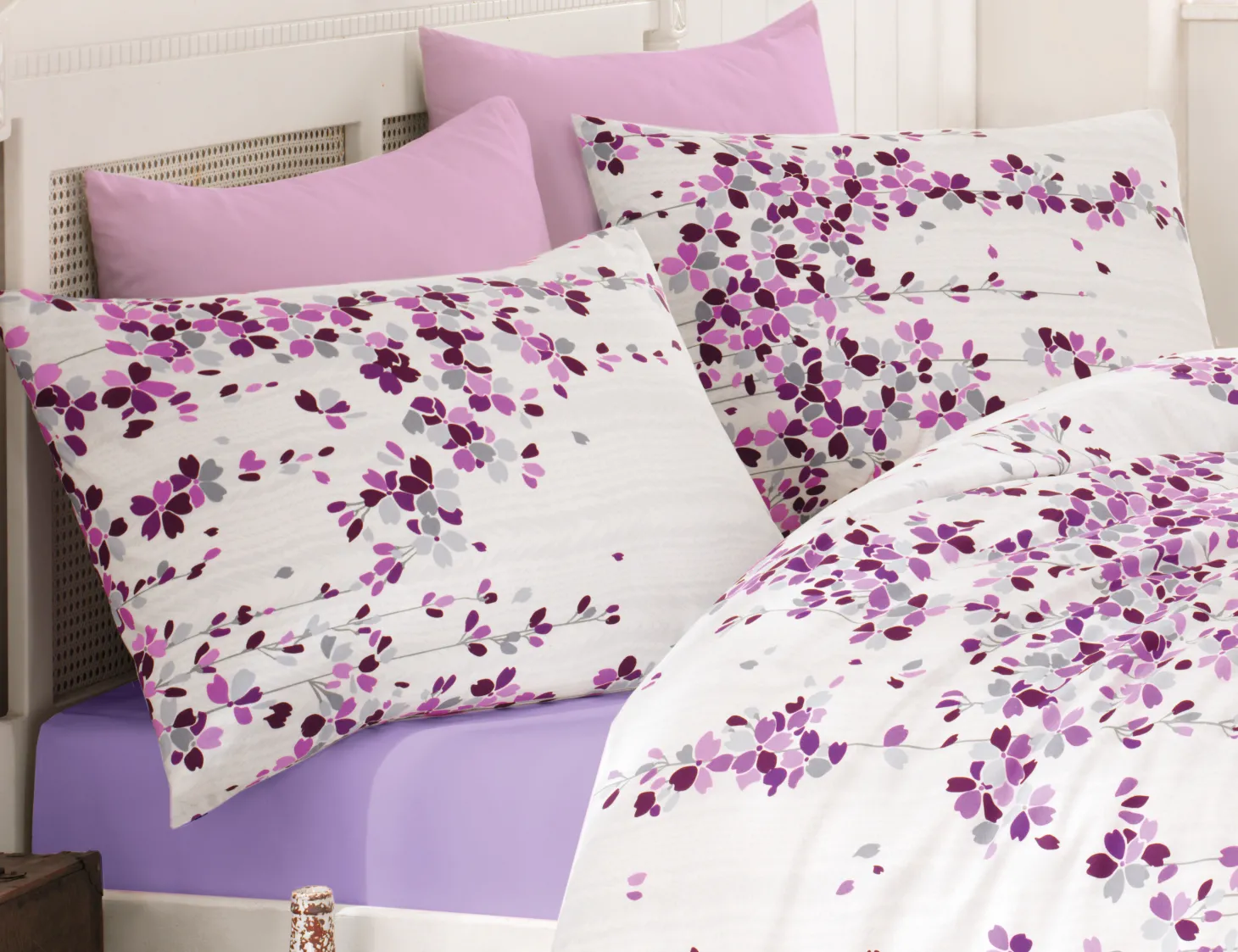 Bettwäsche in weiss mit violettem Floralmuster