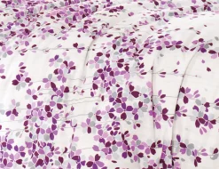 Bettwäsche in weiss mit violettem Floralmuster