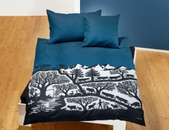 Bettwäsche mit Alpenkulisse schwarz-weiss auf blauem Hintergrund