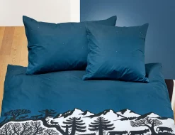 Bettwäsche mit Alpenkulisse schwarz-weiss auf blauem Hintergrund