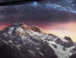 Bettwäsche mit Berg unter einem Nachthimmel