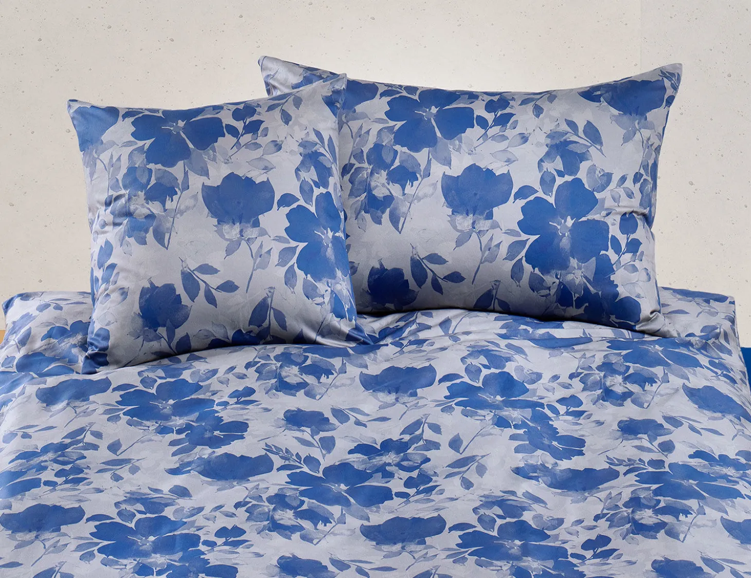 Bettwäsche mit blauem Blumenprint