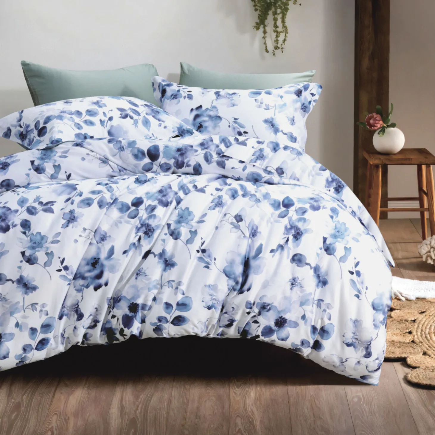 Bettwäsche mit blauen Aquarell-Blüten