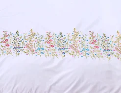 Bettwäsche mit bunter Blumenstickerei