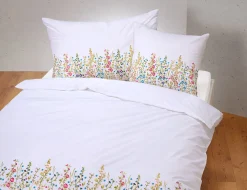 Bettwäsche mit bunter Blumenstickerei