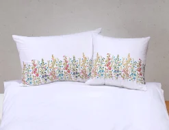 Bettwäsche mit bunter Blumenstickerei