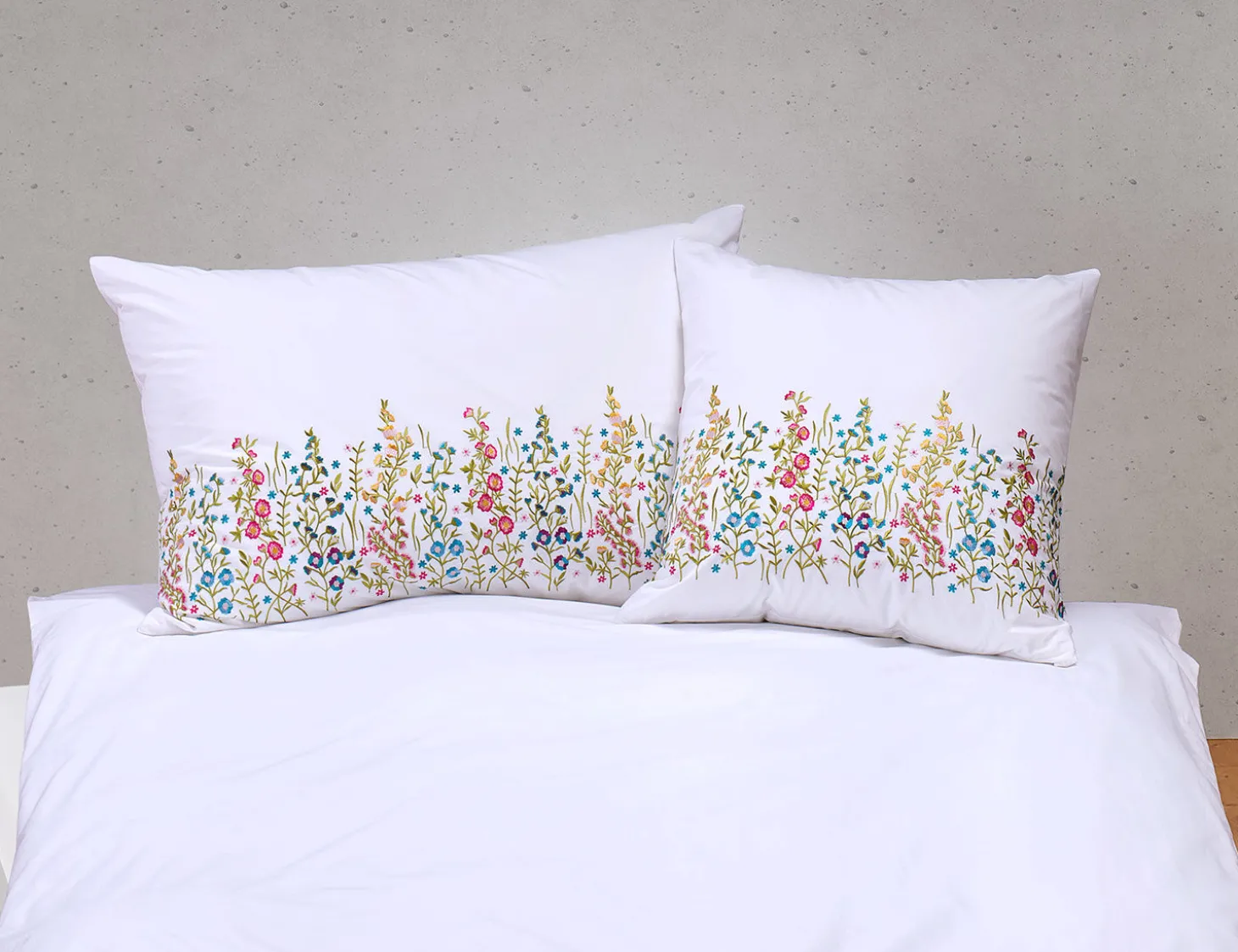 Bettwäsche mit bunter Blumenstickerei