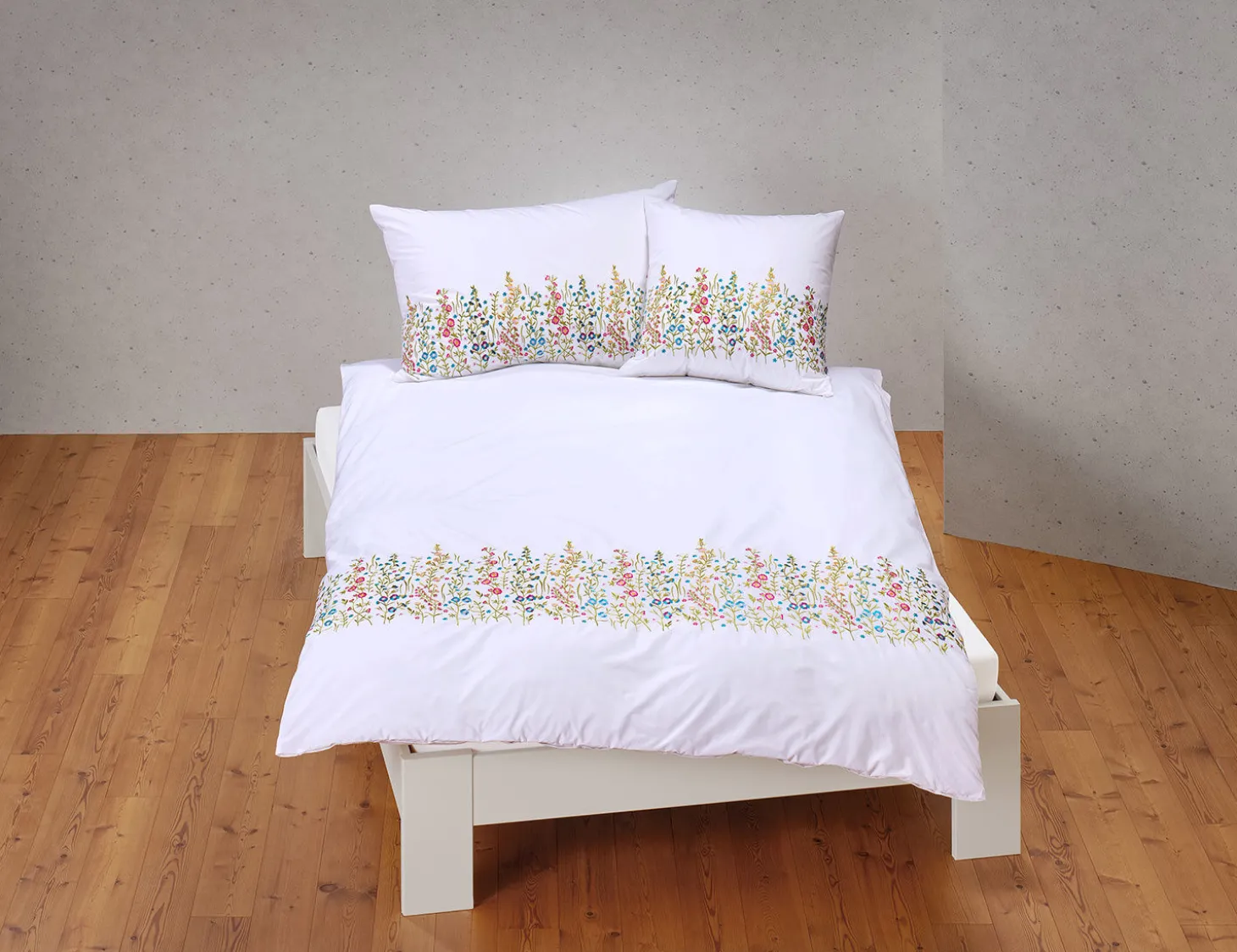 Bettwäsche mit bunter Blumenstickerei