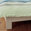 Bettwäsche mit farbigem Wellenmuster