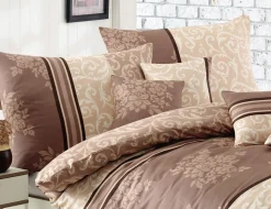 Bettwäsche mit feinem Blumen- und Ornamentmuster in braun und beige Tönen