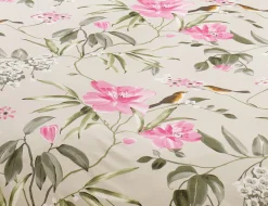 Bettwäsche mit frischem Blumenmuster auf grünem Untergrund
