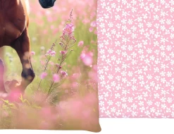 Bettwäsche mit galoppierendem Pferd auf Sommerwiese