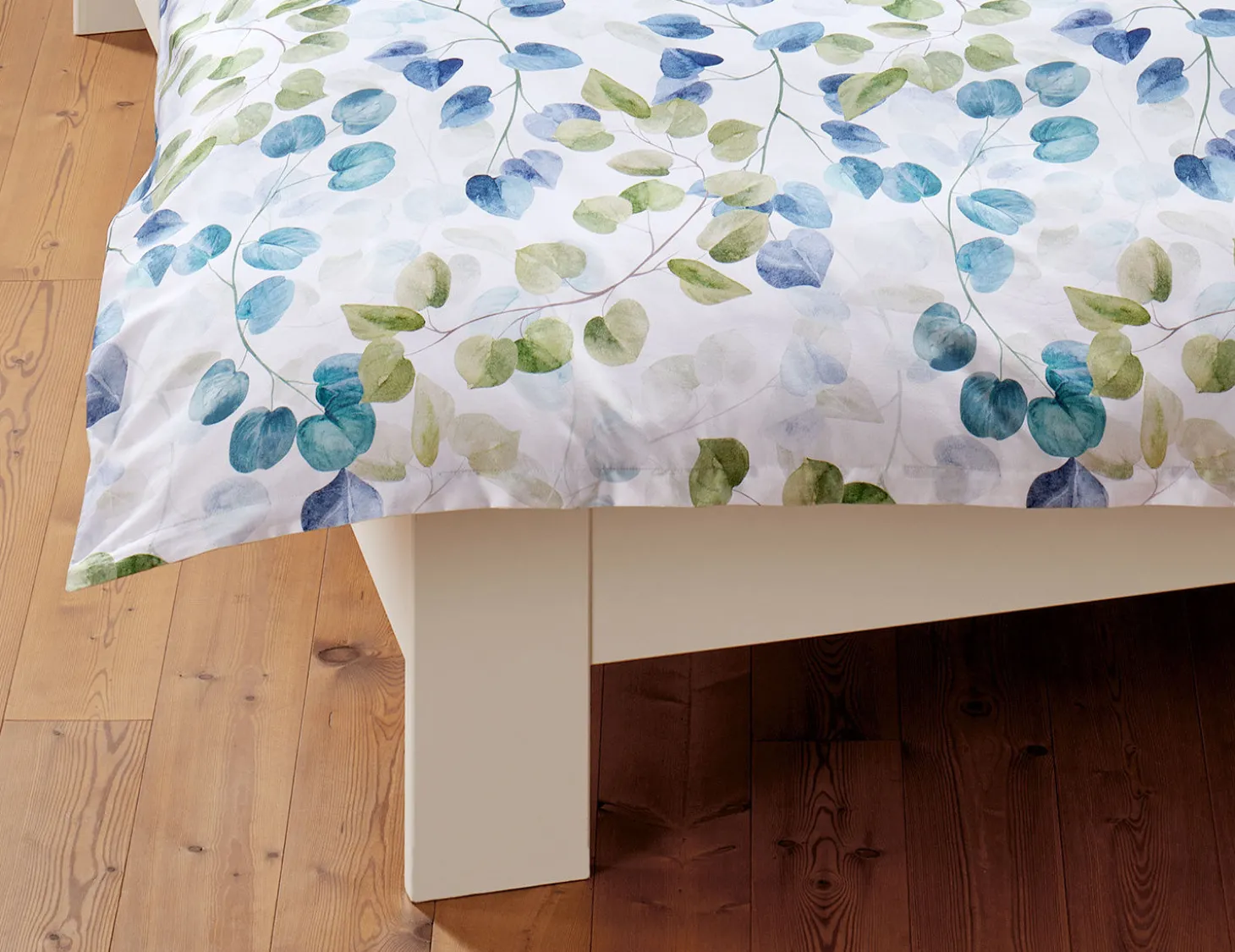 Bettwäsche mit grün-blauem Blattmuster