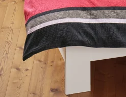 Bettwäsche mit modernem Streifenmuster