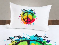 Bettwäsche mit Peace-Zeichen auf buntem Untergrund
