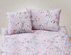 Bettwäsche mit schönem Blumenmuster auf hellem Untergrund