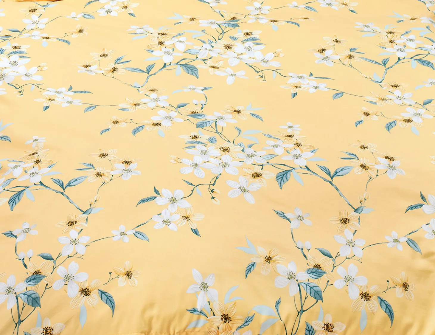 Bettwäsche mit schönem Blumenmuster auf hellem Untergrund