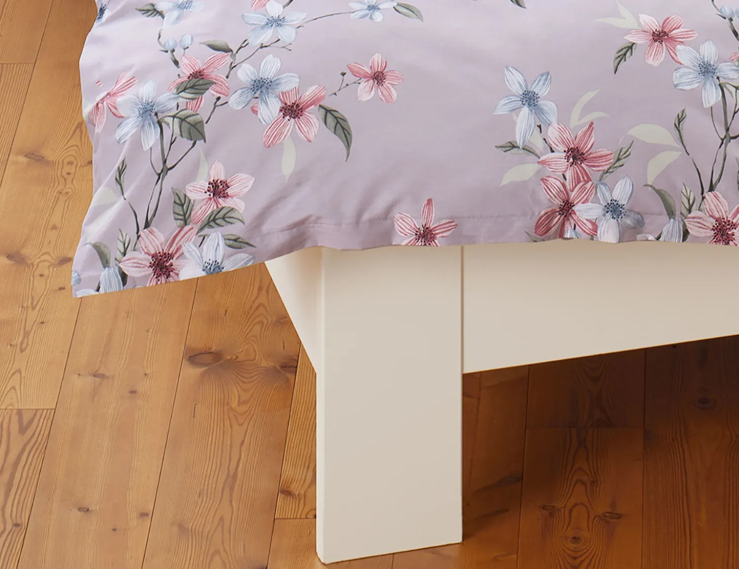 Bettwäsche mit schönem Blumenmuster auf hellem Untergrund