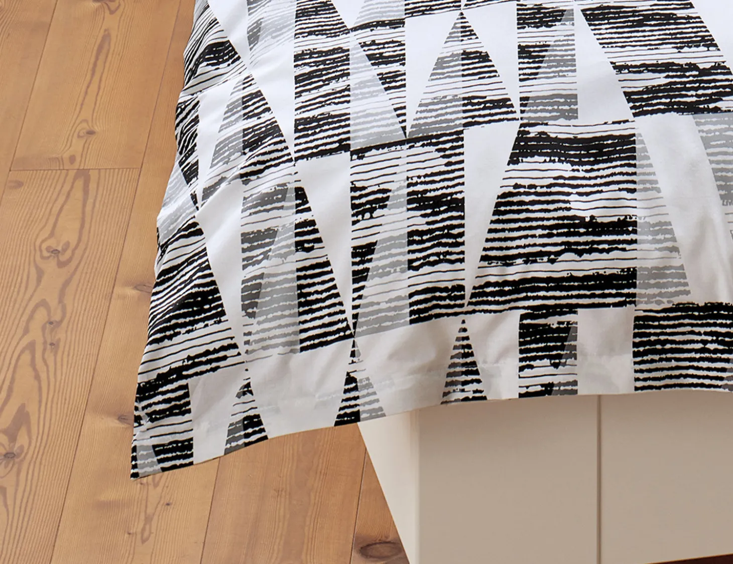 Bettwäsche mit Triangelmuster schwarz-weiss