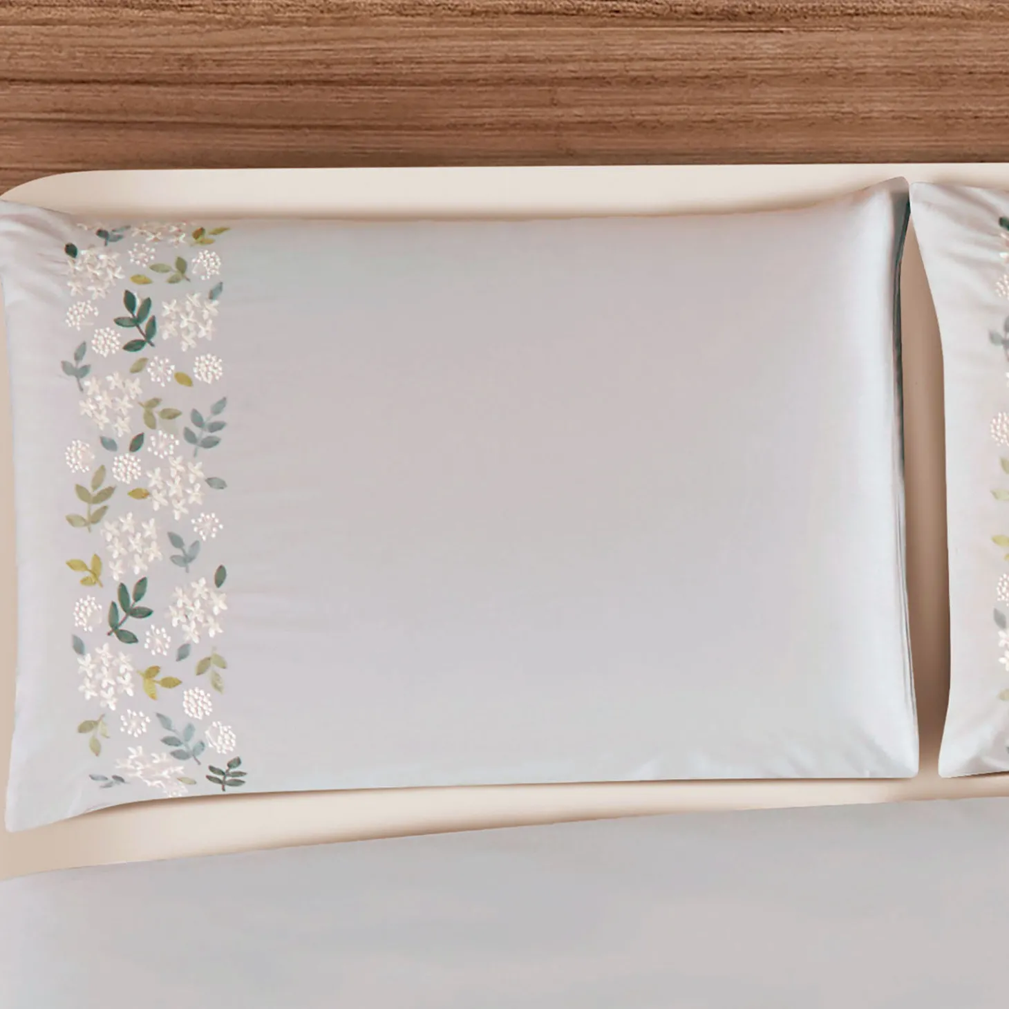 Bettwäsche mit zarter Blumenstickerei auf Feinsatin
