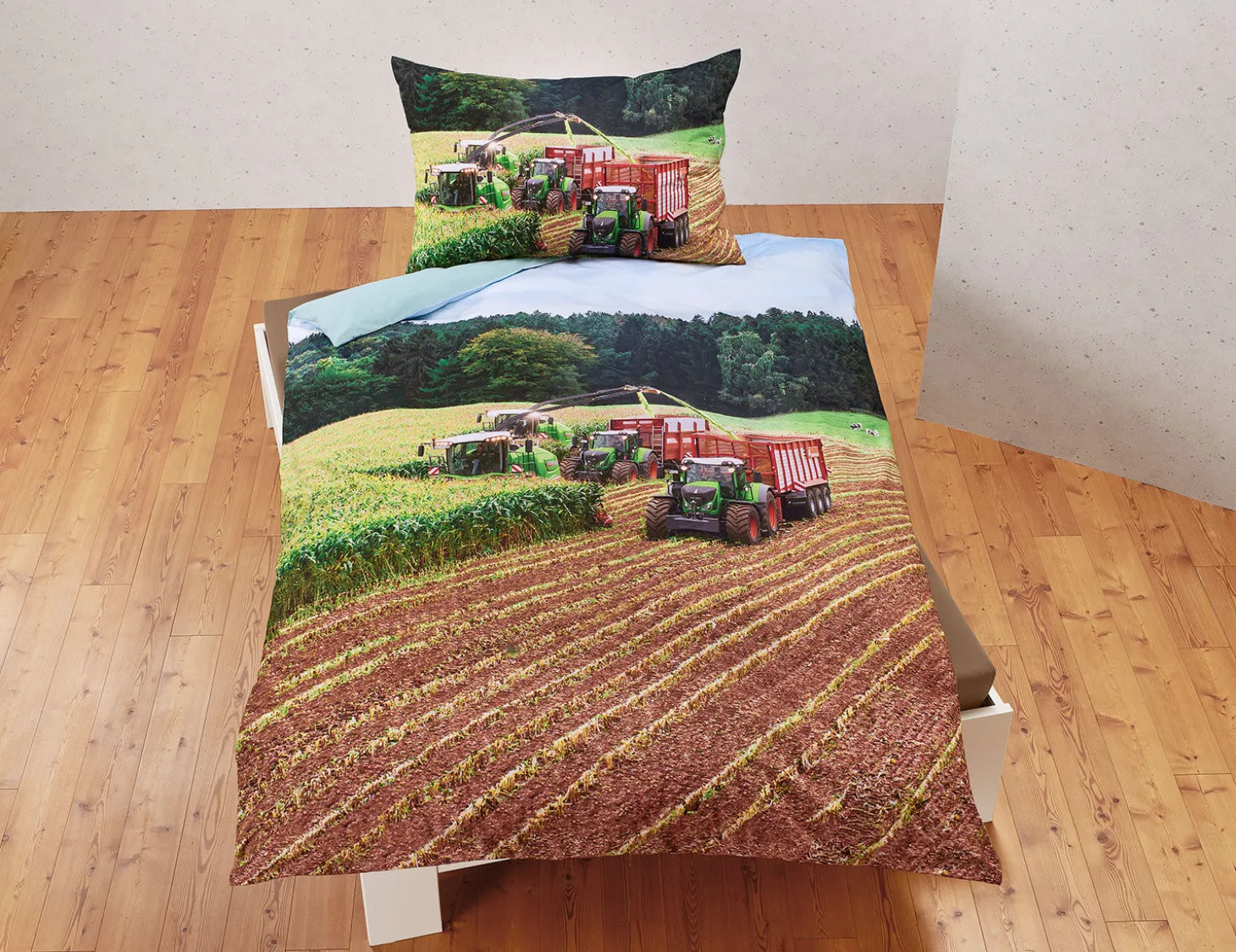 Bettwäsche roter Mähdrescher bei der Feldarbeit
