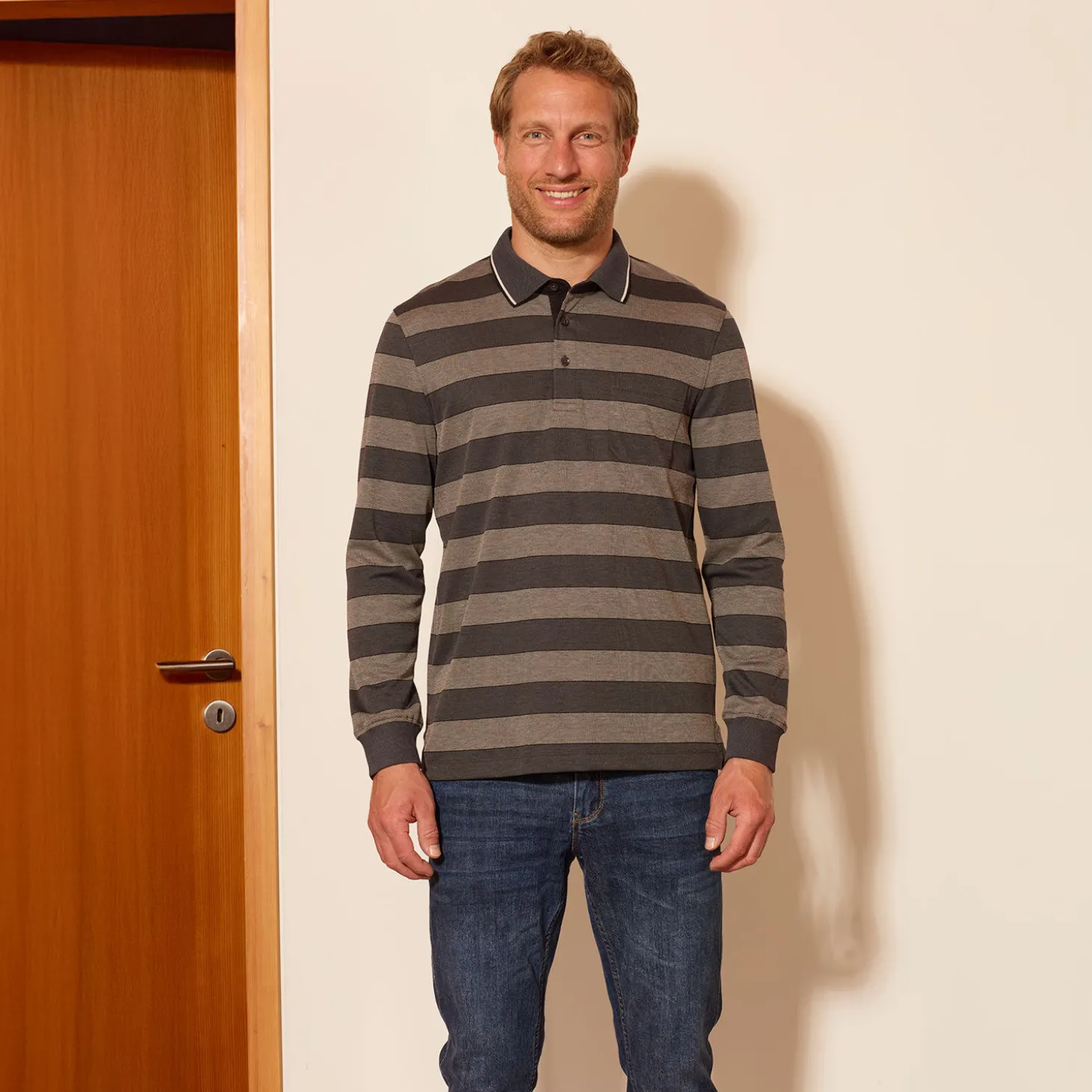 Gestreiftes Langarm-Poloshirt mit Brusttasche