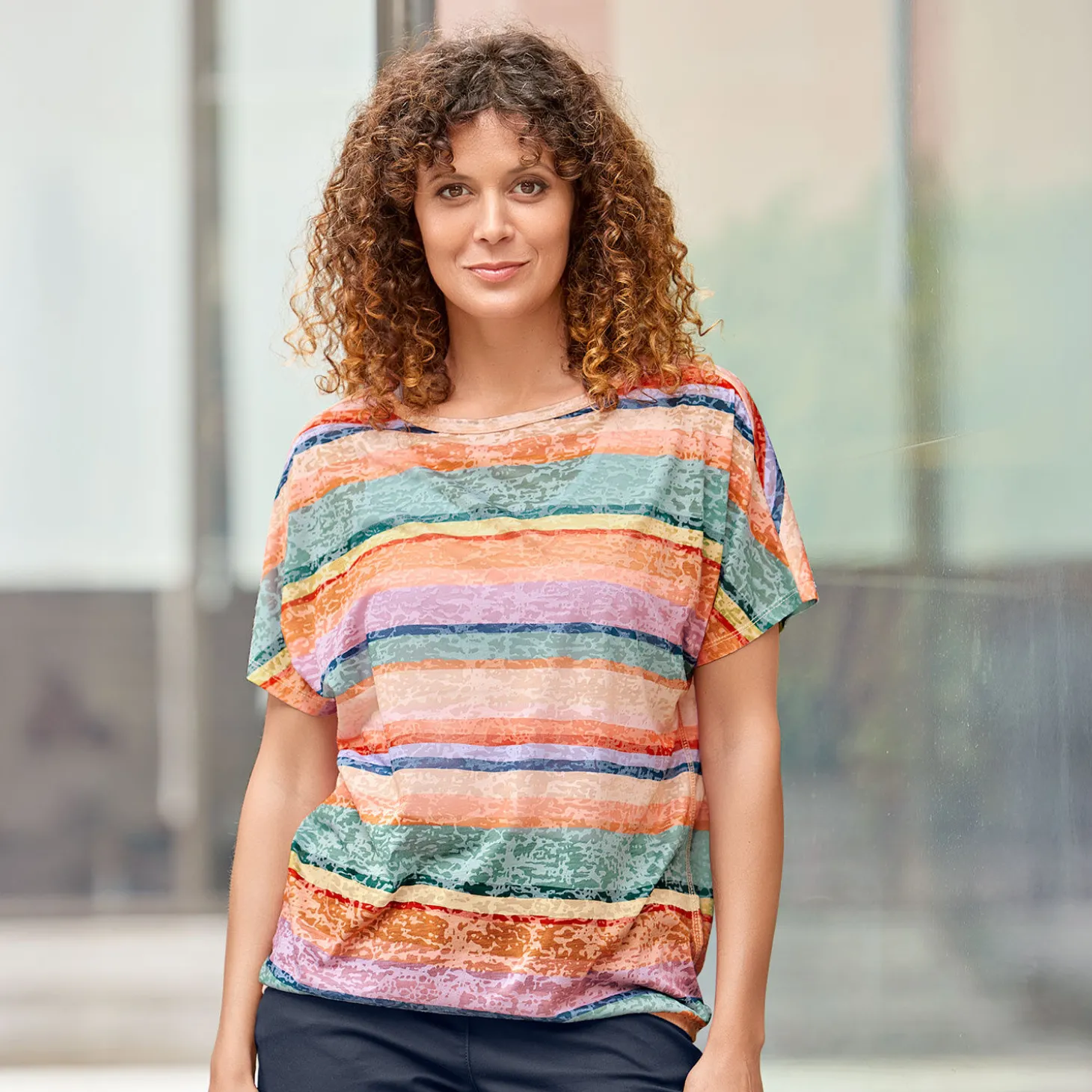 Gestreiftes T-Shirt in Ausbrenner-Optik