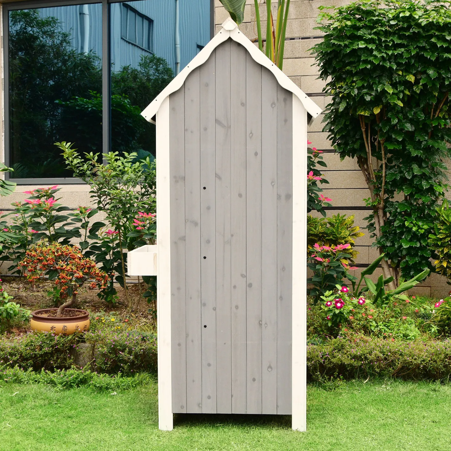 Holz-Gerätehaus mit Blumenkasten