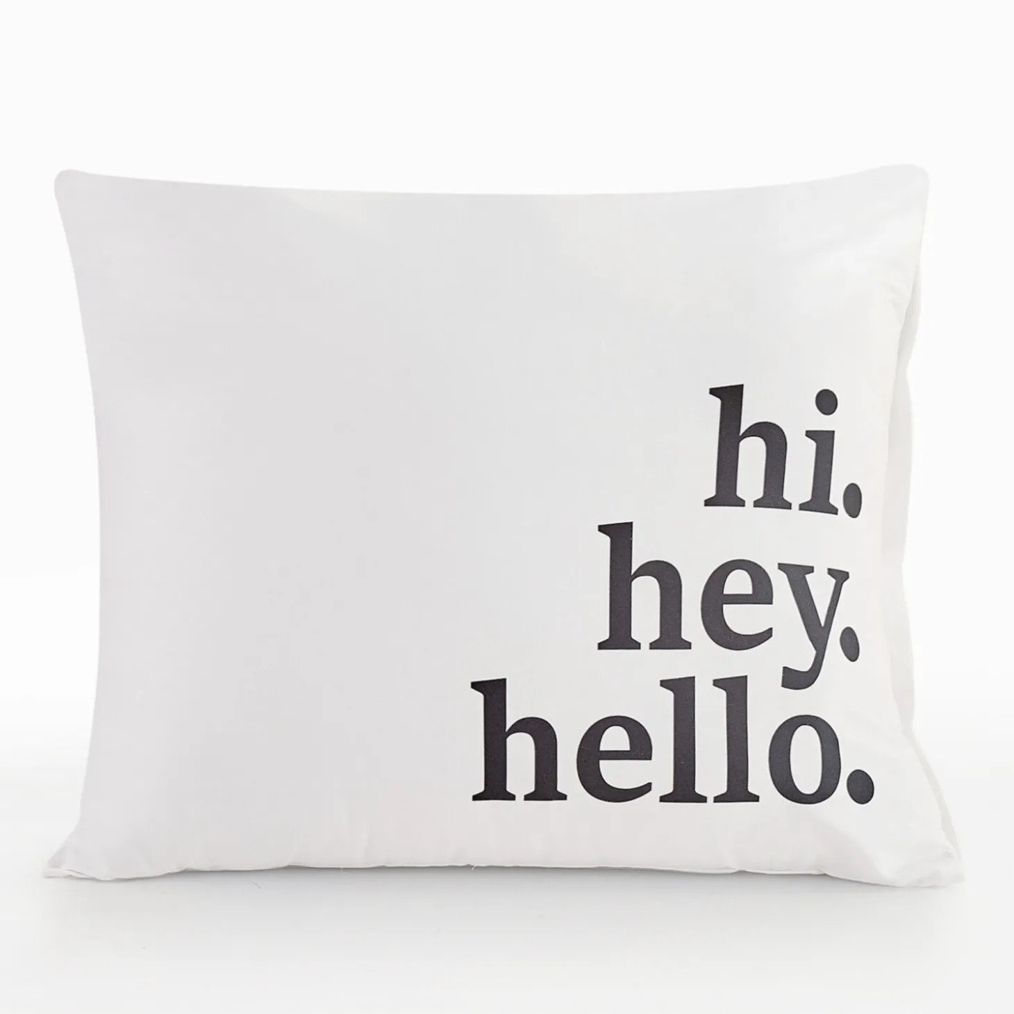 Kissenbezug mit Schriftzug „hi. hey. hello.“