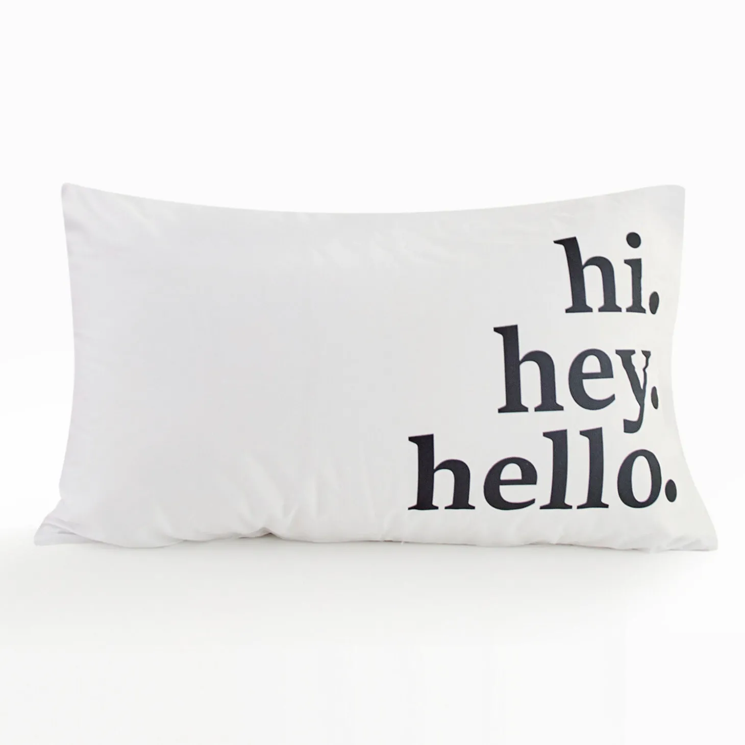 Kissenbezug mit Schriftzug „hi. hey. hello.“