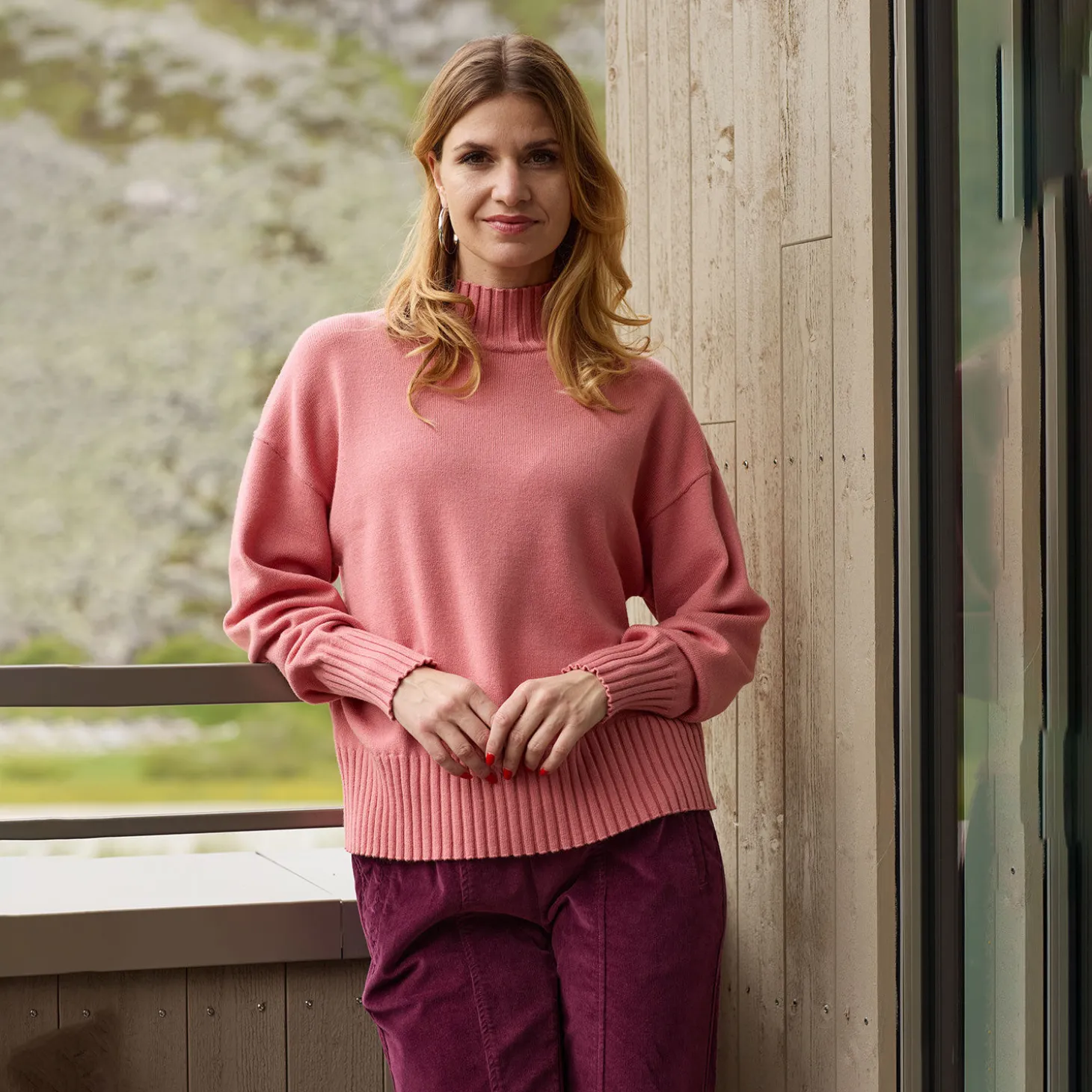 Locker geschnittener Pullover mit Stehkragen