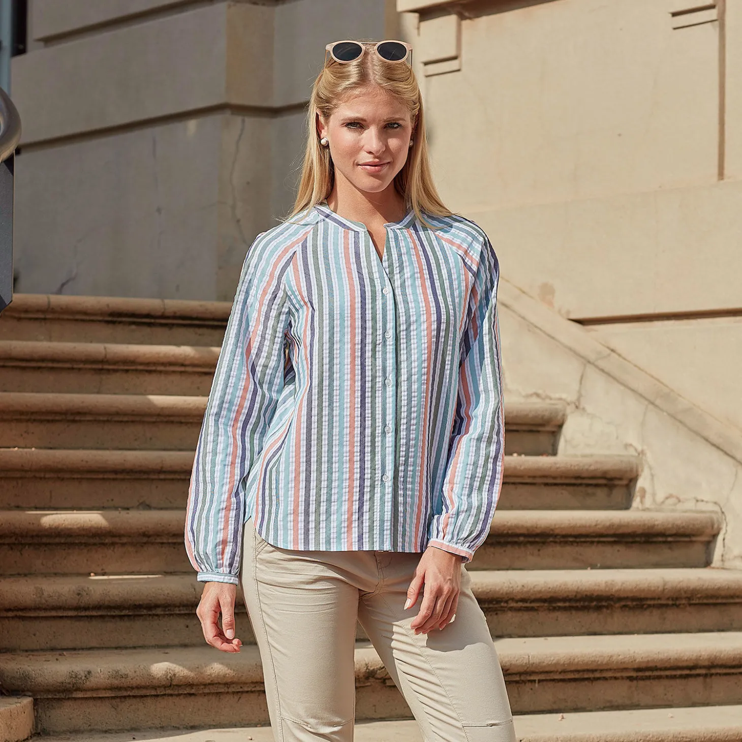 Lockere gestreifte Bluse mit Knopfleiste
