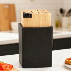 Messer-Block mit schwarzem Sockel und Messerschleifer