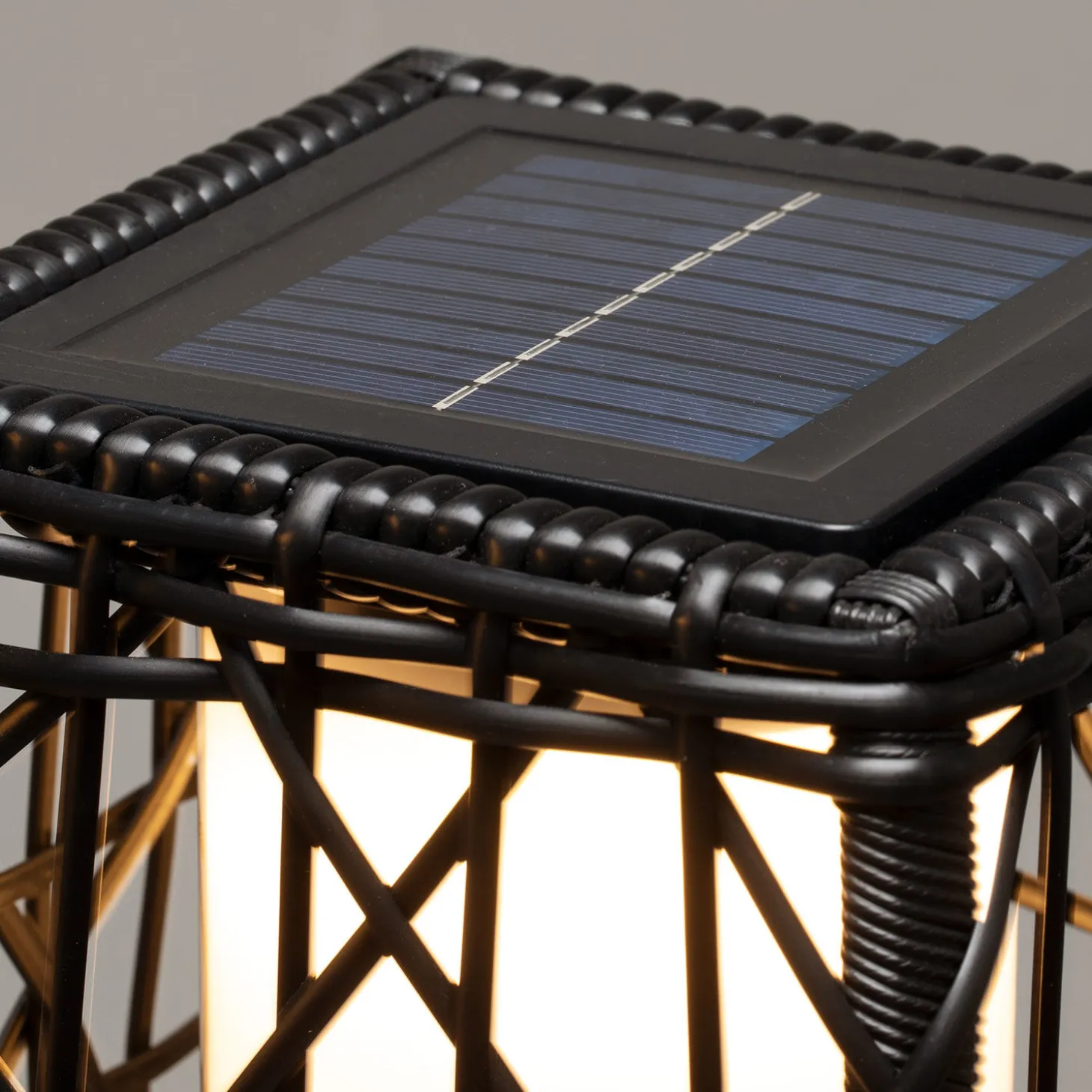 Solar-Laterne aus Rattangeflecht