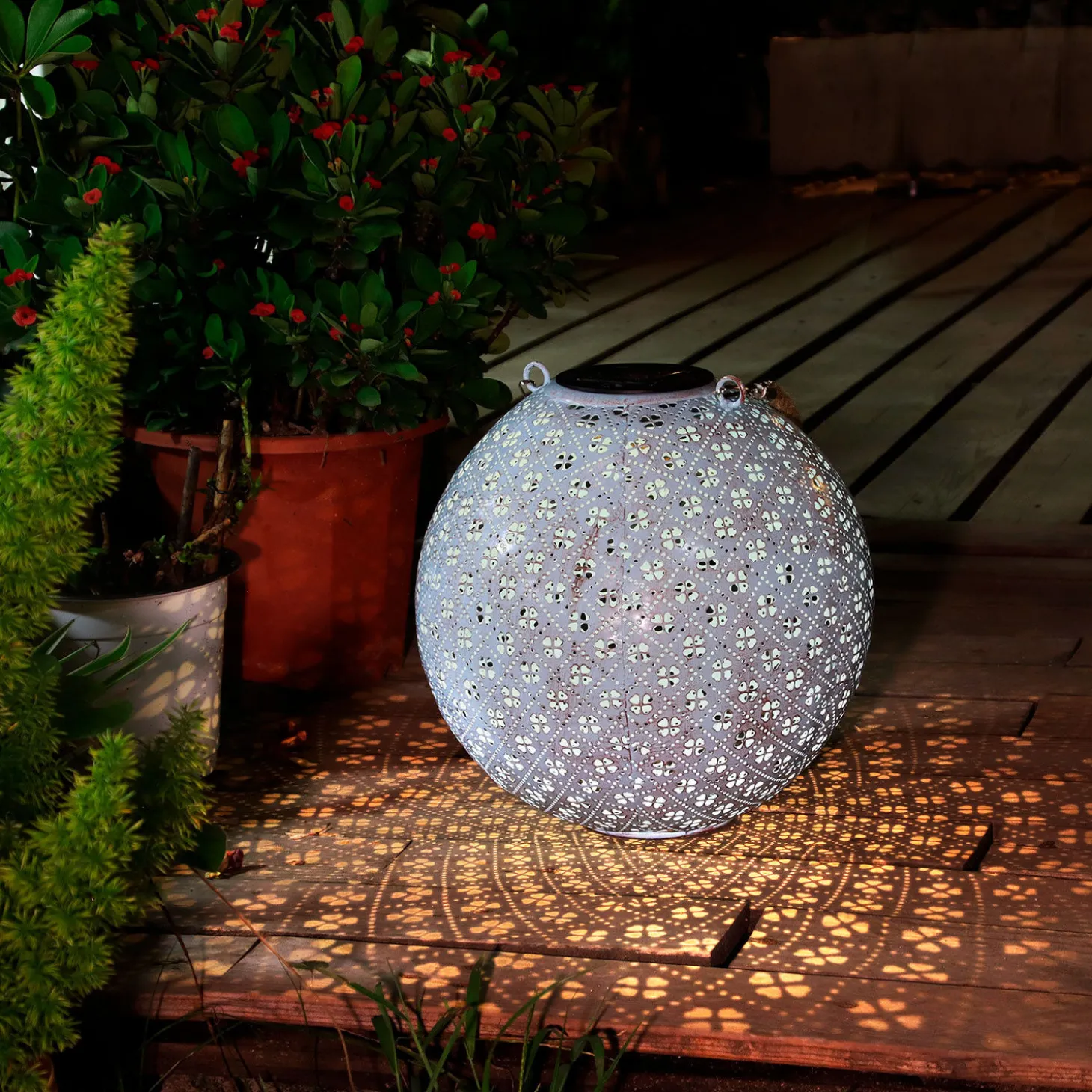 Solar-Laterne mit Lazer-Motiv, LED warmweiss