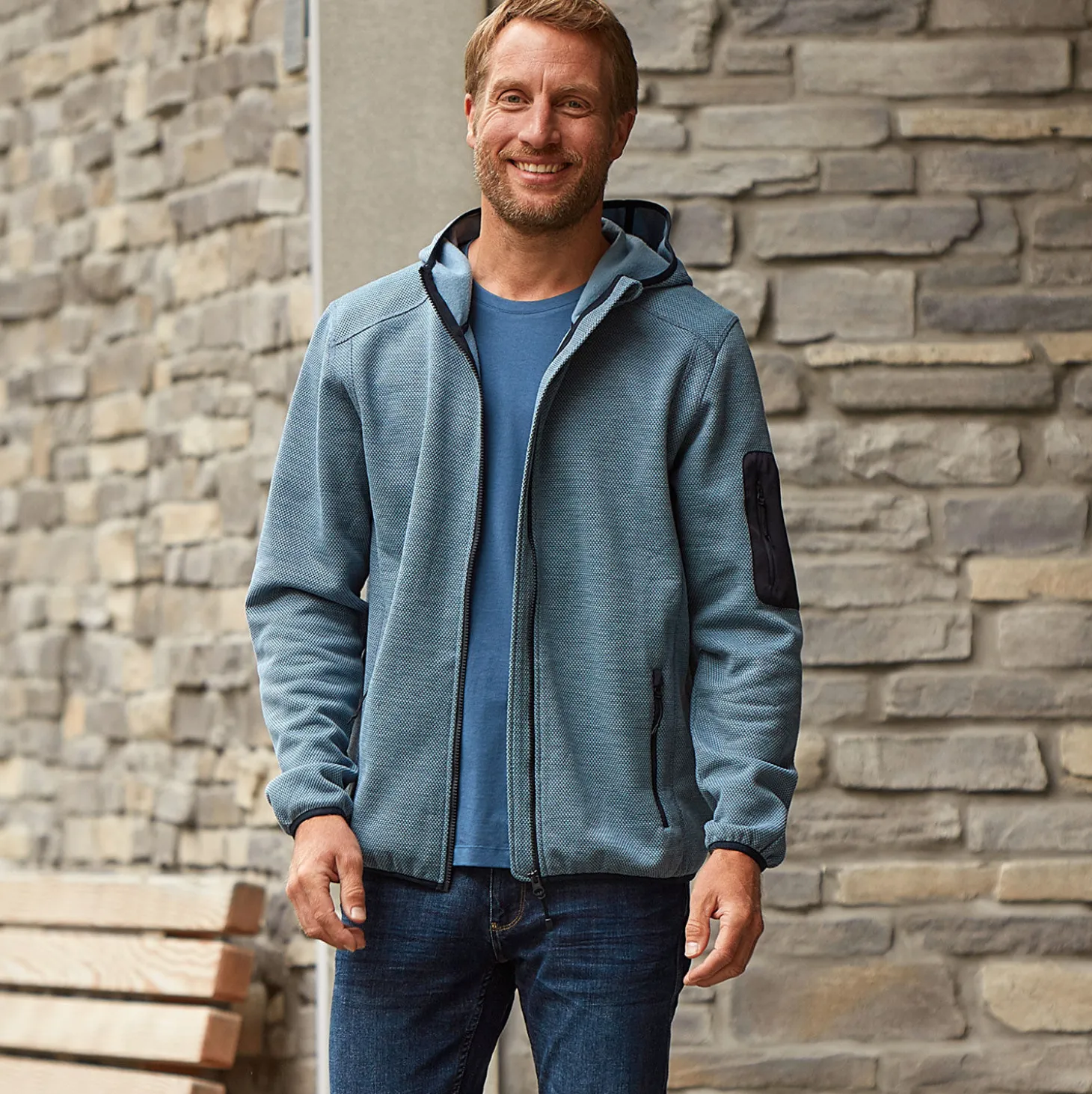 Sportive Fleece Jacke mit Kapuze