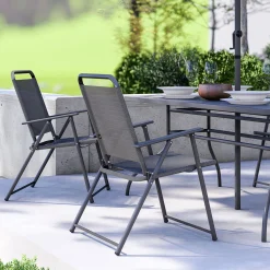 Tisch mit 4 Stühlen und Sonnenschirm