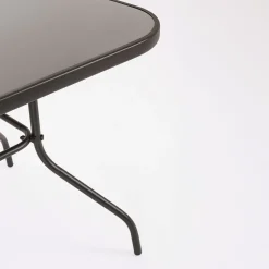 Tisch mit 4 Stühlen und Sonnenschirm