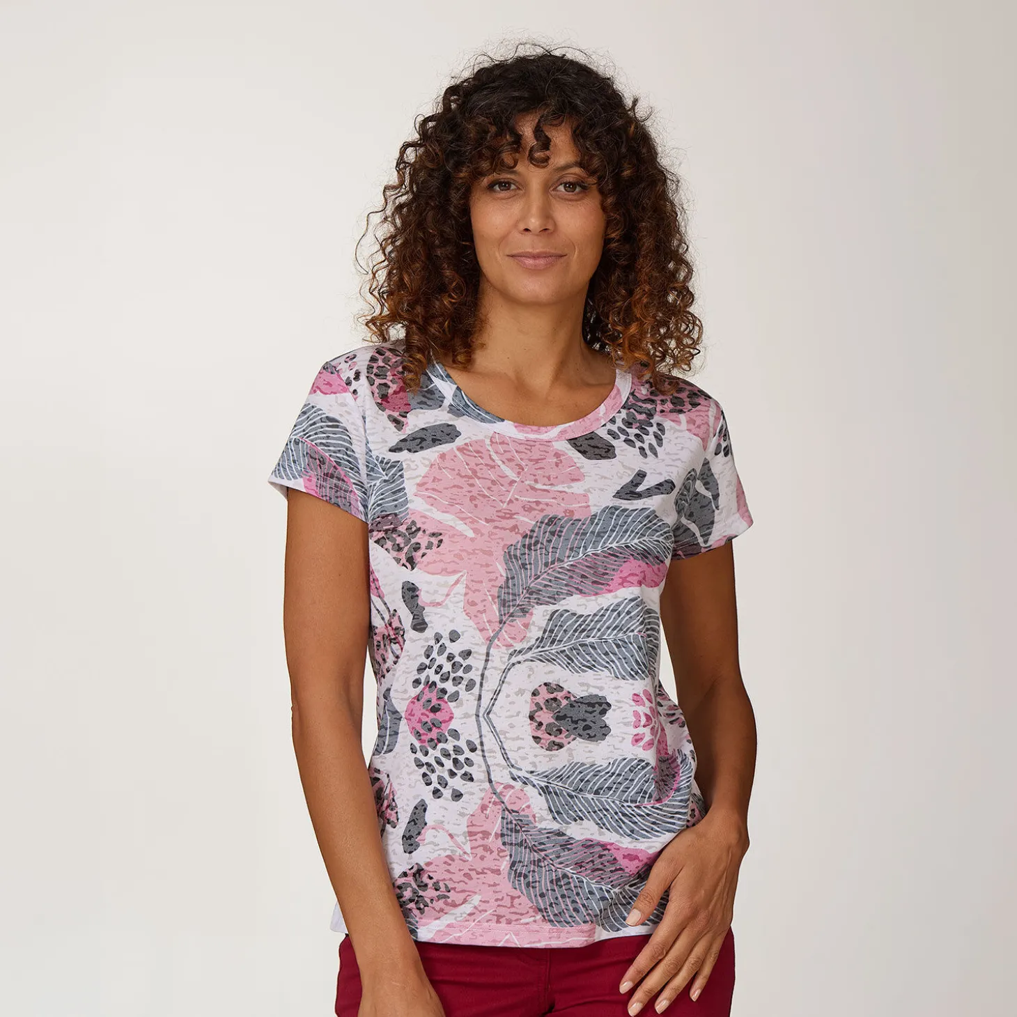 T-Shirt in Ausbrenner-Optik mit botanischem Print