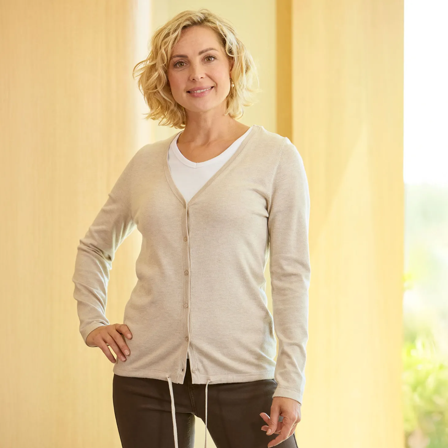 V-Neck Cardigan geknöpft