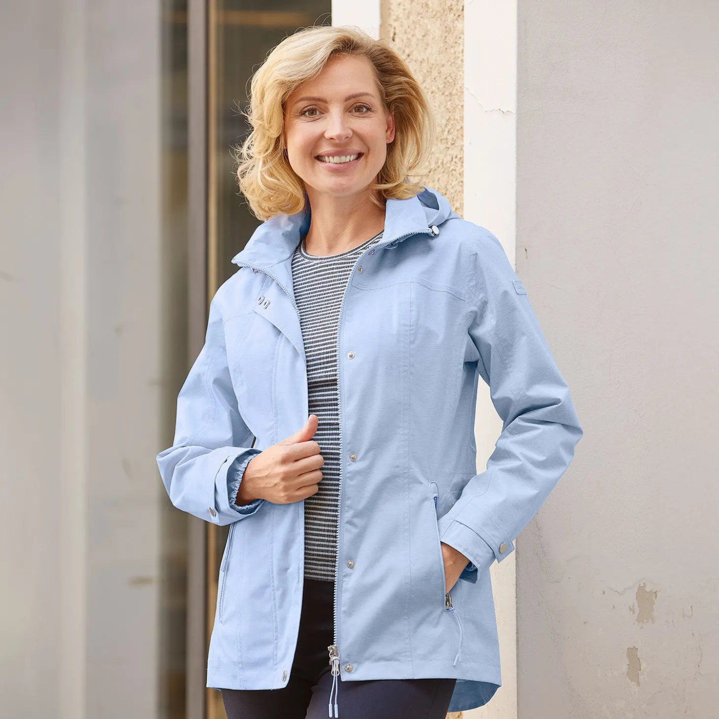 Wasserdichte Funktionsjacke mit abnehmbarer Kapuze